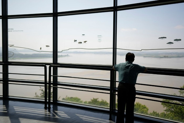 A　visitor　looked　toward　North　Korea　from　an　observatory　in　Paju,　South　Korea,　on　Sunday. PHOTO: LEE　JIN-MAN/ASSOCIATED　PRESS