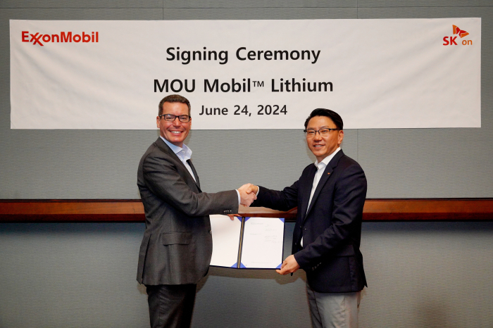 Dan Holton (left), senior vice president of ExxonMobil Low Carbon Solutions and Park Jong-jin, executive vice president of Strategic Procurement at SK On