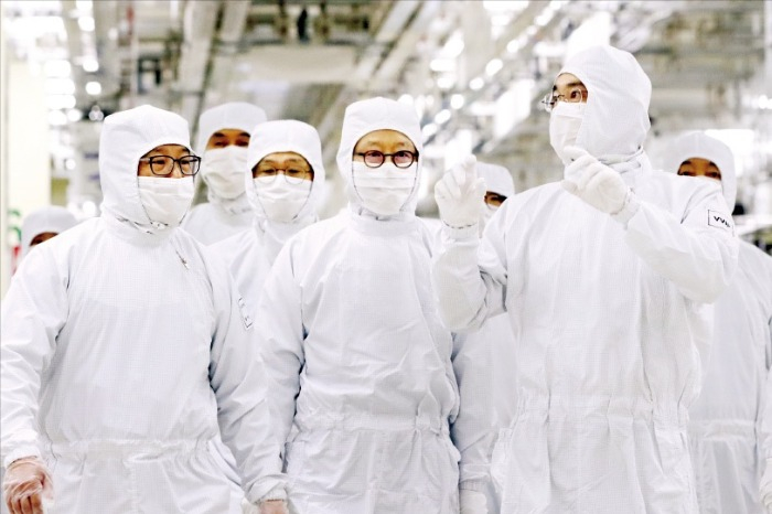 Samsung Electronics Chairman Jay Y. Lee (far right) inspects the semiconductor packaging line at the Samsung Cheonan Factory in Cheonan, Korea (Courtesy of Samsung)