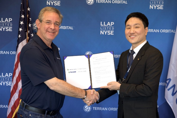Terran Orbital CEO Marc Bell (Left) and Ahn Tae-hun, Flexell Space CEO, shake hands after signing an MOU on June 25, 2024 (Courtesy of Yonhap)