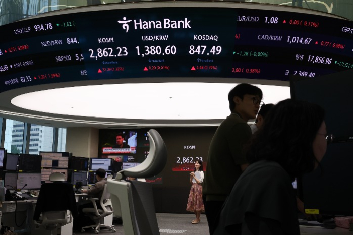 Hana Bank’s trading floor in Seoul on July 5, 2024 (Courtesy of Yonhap)