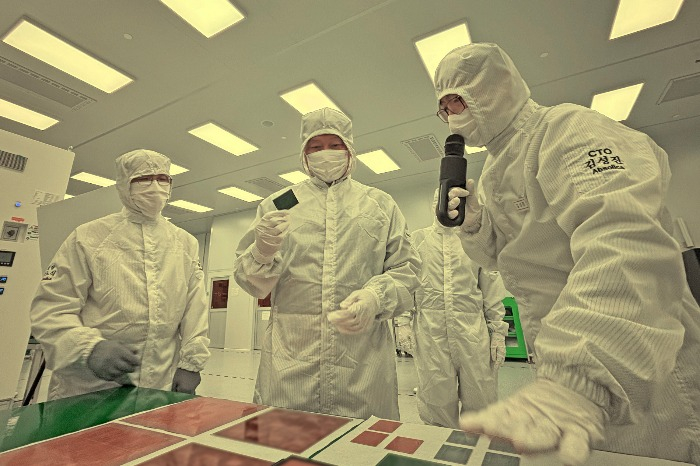 SK　Group　Chairman　Chey　Tae-won　(on　center)　visits　Absolics'　factory　in　the　US　state　of　Georgia　on　July　7,　2024　(Courtesy　of　Yonhap) 