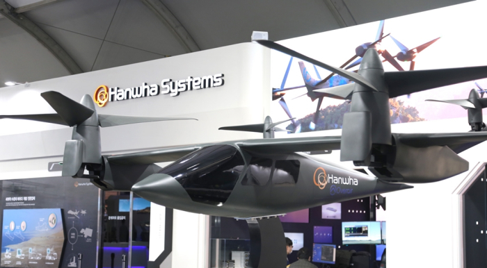 A　Hanwha　Systems'　mockup　military　plane　on　display