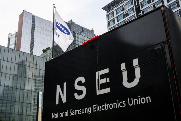 Union　members　have　been　urged　to　down　tools　for　three　days　until　Wednesday,　ratcheting　up　pressure　on　management　in　now-stalled　bargaining　talks.　PHOTO:　ANTHONY　WALLACE/AGENCE　FRANCE-PRESSE/GETTY　IMAGES
