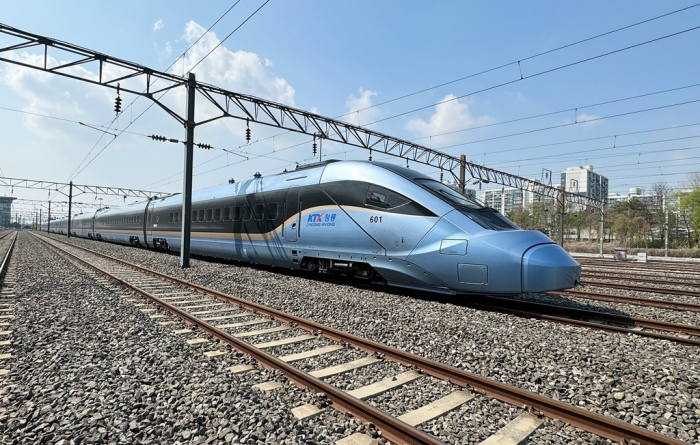 The　Hyundai　Rotem　EMU-320,　a　distributed-power　express　train　with　a　maximum　speed　of　320　km/hour　(File　photo,　courtesy　of　Hyundai　Rotem)