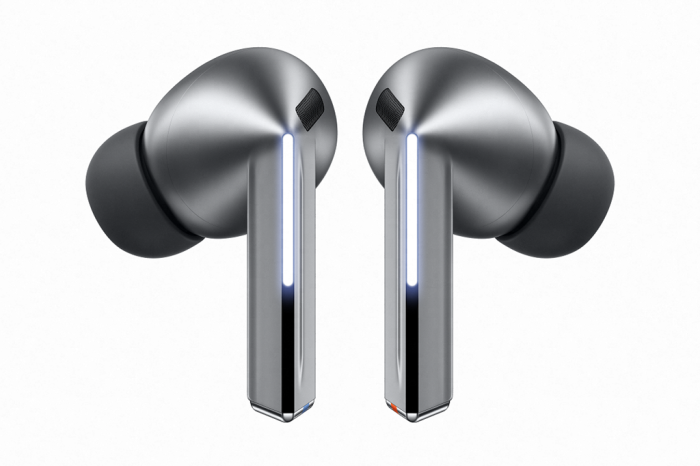 The Galaxy Buds3 in silver