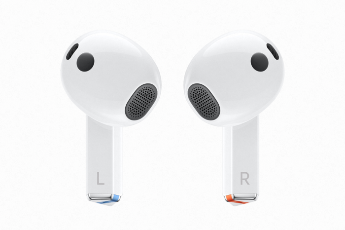 The Galaxy Buds3 in white