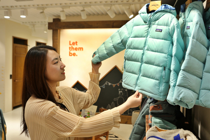 A　shopper　checks　out　kids'　jackets　at　a　Patagonia　shop　within　Lotte　Department　Store　in　Jamsil,　Seoul