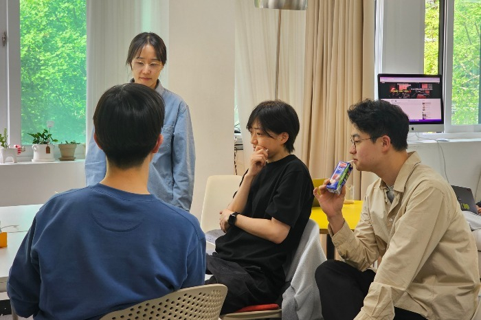 Routinery　staff　in　a　meeting　(Courtesy　of　Routinery)