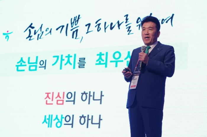 Hana Financial Group Chairman Ham Young-joo speaks on the sidelines of the 2024 CEO Summer Forum hosted by the Federation of Korean Industries on Jeju Island on July 11, 2024 (Courtesy of Yonhap)