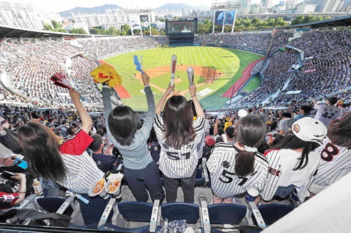 LG Twins' fans stand to cheer at Jamsil Baseball Stadium on June 16, 2024 (Courtesy of Yonhap)