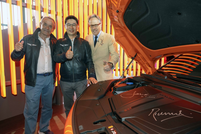 Song　Min-kyu　(center),　global　head　of　Genesis,　and　Jacky　Ickx　(left),　racing　legend　and　Genesis　brand　partner,　pose　for　a　photo　at　the　2024　Goodwood　Festival　of　Speed