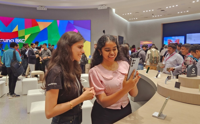 Indian customers try out Samsung Electronics products at a company flagship store in Mumbai in January 2024 (File photo by Samsung)