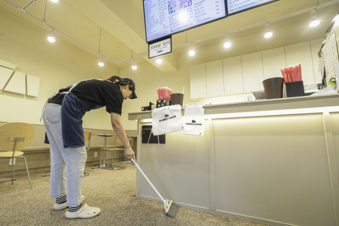 Part-time worker at a cafe in Seoul
