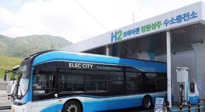 Hyundai's hydrogen-fueled bus ELEC CITY at a Kohygen charging station (Courtesy of Kohygen)