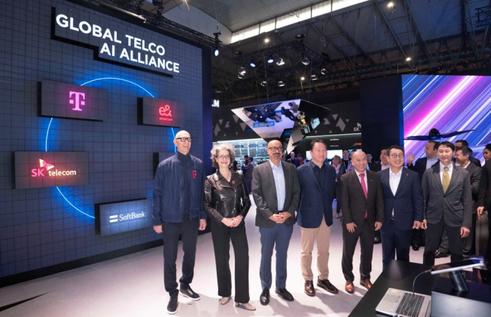SK　Group　Chairman　Chey　Tae-won　(fourth　from　left)　and　executives　from　Deutsche　Telekom,　e&,　SingTel　and　SoftBank　pose　for　a　photo　last　February　at　MWC　2024　in　Barcelona