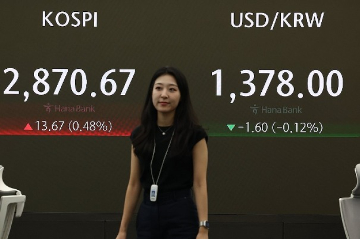 Hana　Bank　headquarters'　trading　room　in　Seoul　on　July　15　(Courtesy　of　Yonhap)