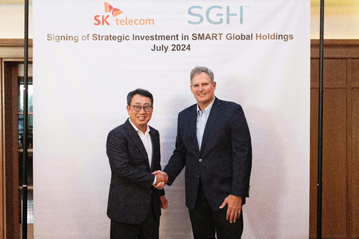 Ryu Young-sang, chief executive of SK Telecom (left) with Mark Adams, CEO of SMART Global Holdings (Courtesy of SK Telecom)