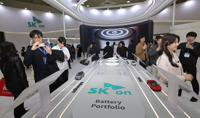 SK On displays models of electric vehicles equipped with its batteries at an industry fair on March 6, 2024, in Seoul (File photo by Dae-chul Lim)