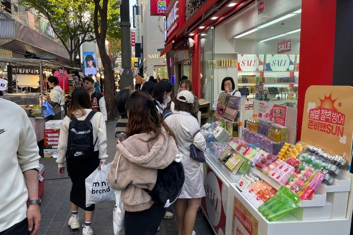 Korean　cosmetics　products　for　sale　in　downtown　Seoul