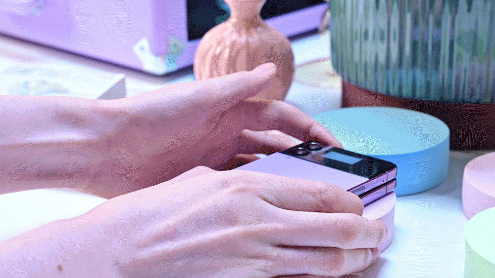 Samsung's　Galaxy　Flip4
