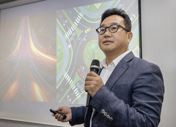 Jangseok　Choi,　vice　president　of　the　new　business　planning　team　at　Samsung　Electronics,　gives　a　briefing　on　Samsung's　CXL　business