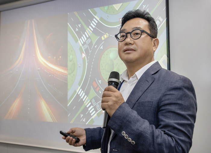 Jangseok　Choi,　vice　president　of　the　new　business　planning　team　at　Samsung　Electronics,　gives　a　briefing　on　Samsung's　CXL　business