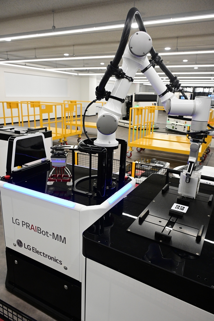 An　autonomous　robot　developed　by　LG　PRI　applies　a　semiconductor　wafer　(Courtesy　of　LG　Electronics)