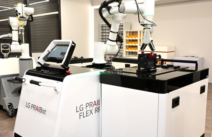 A　robot　applied　with　LG　PRI’s　robot　automation　standard　platform　performs　a　task　(Courtesy　of　LG　Electronics)
