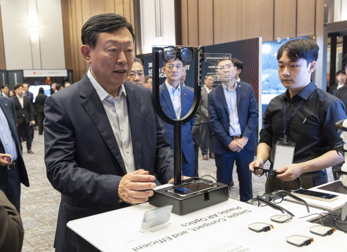 Lotte Group Chairman Shin Dong-bin (left) at the 2024 Lotte Investment Showcase, a gathering of in-house and independent startups