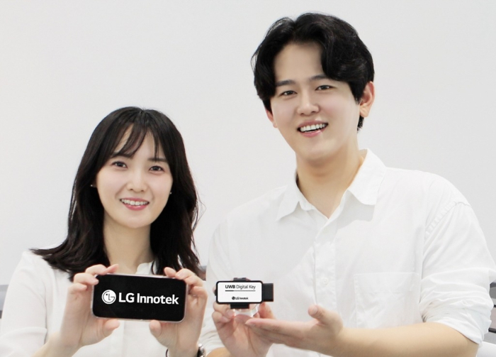 LG　Innotek　employees　display　its　next-generation　digital　car　key　solution　(Courtesy　of　LG　Innotek)