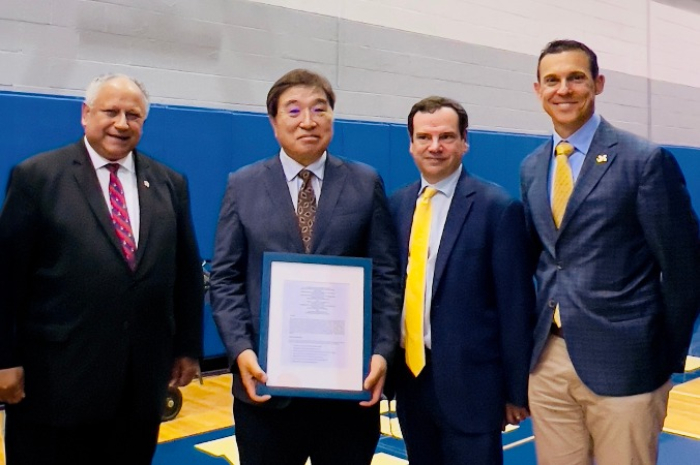 US Secretary of the Navy Carlos Del Toro (left) and HD KSOE’s technical advisor Shin Jong-gye pose for a photo after signing an MoU on July 22, 2024 (Courtesy of Yonhap)