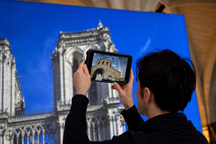 A　man　takes　a　picture　of　Notre　Dame　in　Paris　with　a　Galaxy　Tab