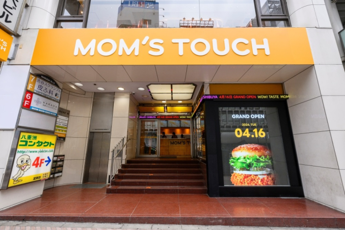 Mom's　Touch's　first　outlet　in　Tokyo.　KL　&　Partners　acquired　the　burger　chain　in　2019