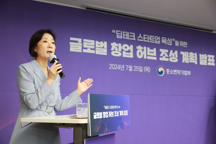 Oh Young-joo, minister of SMEs and Startups, speaks during a media briefing on July 25