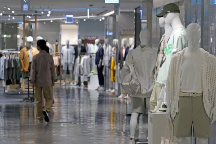 Inside　a　local　department　store　in　Seoul,　South　Korea 