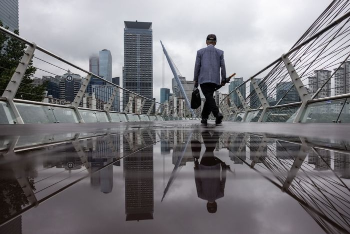 The Yeouido financial district of Seoul, South Korea. The country’s weak GDP print is expected to put pressure on the central bank to pivot toward policy easing to spur growth in the economy. PHOTO: SEONGJOON CHO/BLOOMBERG NEWS
