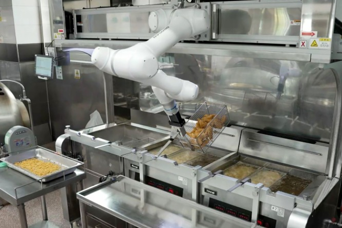 Doosan's chicken-frying robot in use at a high school cafeteria (Courtesy of Doosan Robotics)