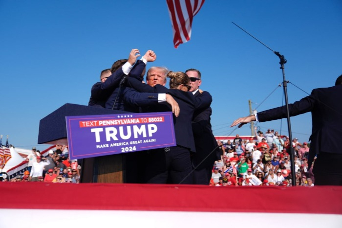 Former US President Donald Trump raises his fist after being shot at an election rally on July 13, 2024 (Courtesy of AP via Yonhap News)
