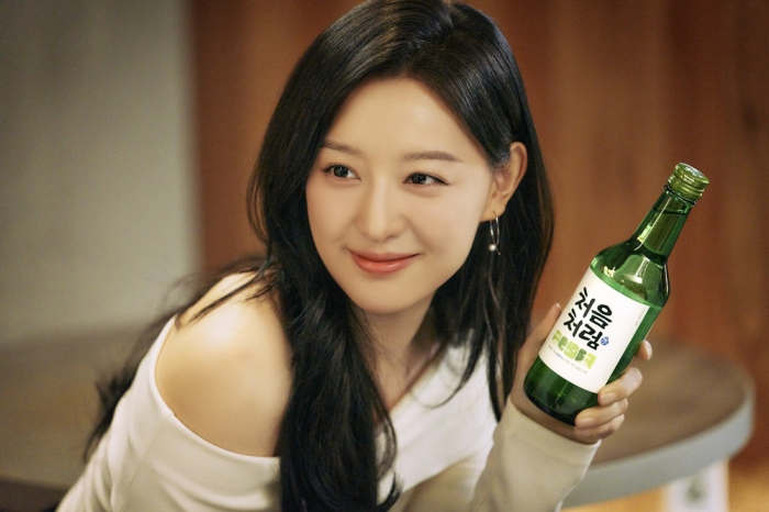 
Kim　Ji-won,　who　starred　in　the　'Queen　of　Tears'　drama　series,　is　an　ambassador　for　Lotte　Chilsung's　Chum-Churum　soju
