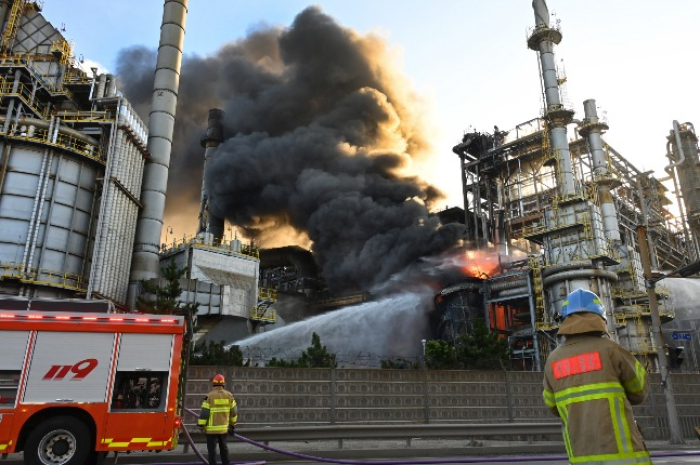 A　fire　in　S-Oil　PX　plant　in　Ulsan　(Courtesy　of　Kyungsang　Ilbo) 