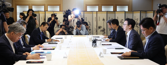 Government officials hold an emergency meeting to approve rescue funding for vendors and consumers affected by the TMON and WeMakePrice incident
