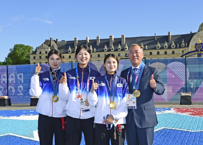 Hyundai　Motor　Chairman　Chun　Euisun　(right)　and　Korean　archers　who　won　the　women's　team　gold　medal　at　the　Summer　Olympics　2024　in　Paris