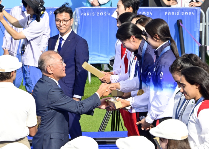 Hyundai　Motor　Chairman　Chun　Euisun　shakes　hands　with　the　Korean　archers　who　won　the　women's　team　gold　medal　at　the　Summer　Olympics　2024　in　Paris