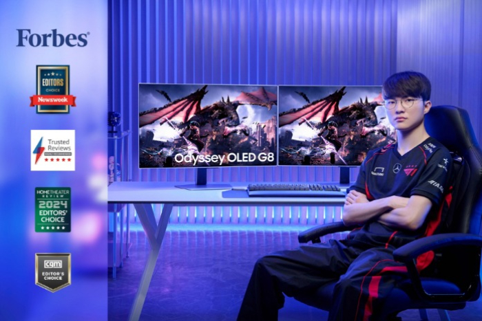 Top Korean video game player Lee Sang-hyeok, better known as Faker, poses with Samsung Electronics Odyssey gaming monitor (Courtesy of Samsung Electronics)