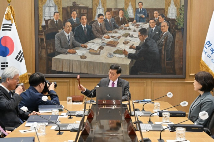 Bank of Korea Governor Rhee Chang-yong (center) presides over a monthly rate-setting meeting