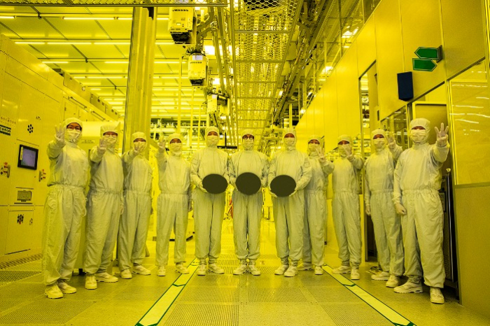 A　Samsung　Electronics　semiconductor　manufacturing　facility　(Courtesy　of　Samsung　Electronics) 