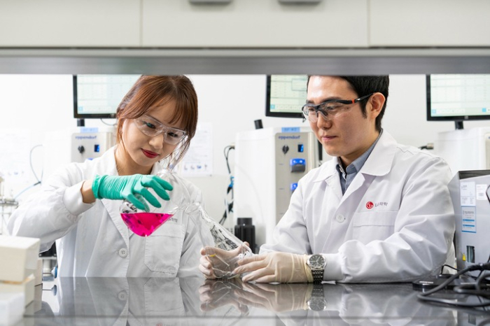 LG　Chem's　chemistry　scientists　(Courtesy　of　LG)