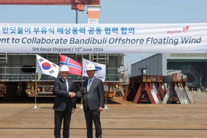 Anders　Opedal　(left),　chief　executive　of　Equinor　and　Choi　Sungan,　CEO　of　Samsung　Heavy　Industries　(Courtesy　of　Equinor) 