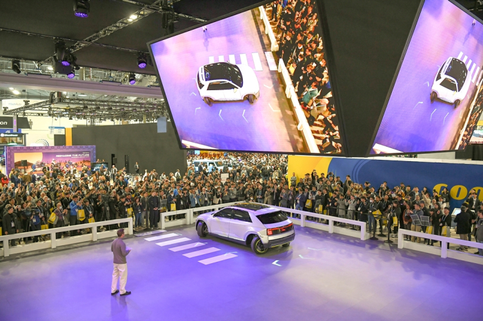 A crowd gathers to see MOBION EV at CES 2024 (File photo by Hyundai Mobis)